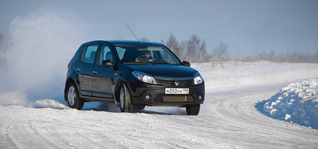 Рено холодно. Рено Сандеро дрифт. Сандеро степвей дрифт. Дрифт на Рено Логан 2. Renault Logan Winter.