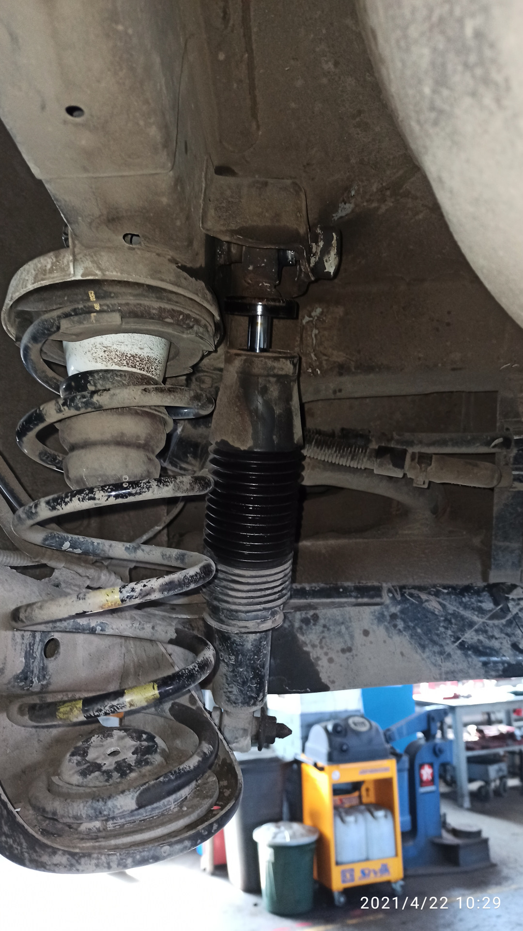 Замена задних амортизаторов — KIA Rio (3G), 1,6 л, 2014 года | визит на ...