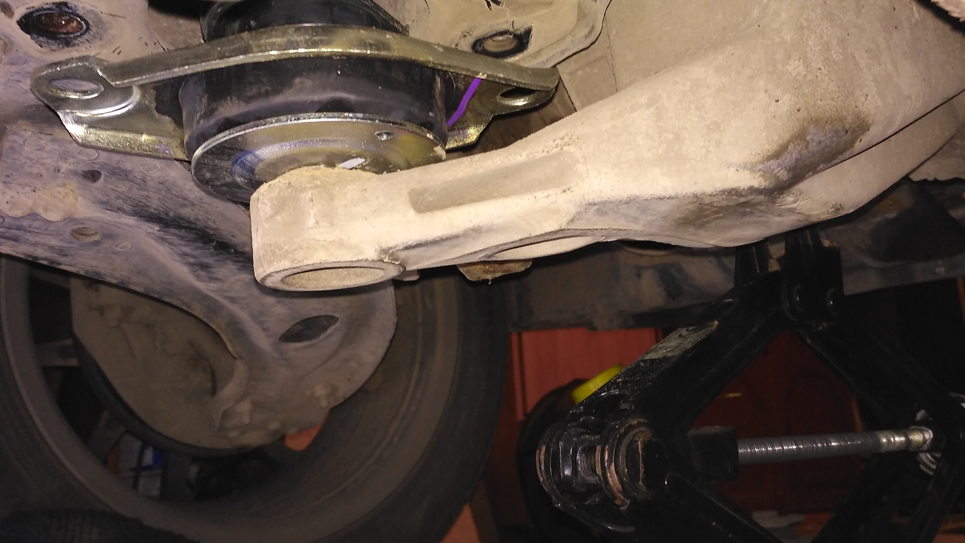 XXVIII. Замена подушек двигателя. - FIAT Albea, 1,4 л, 2011 года визит на сервис