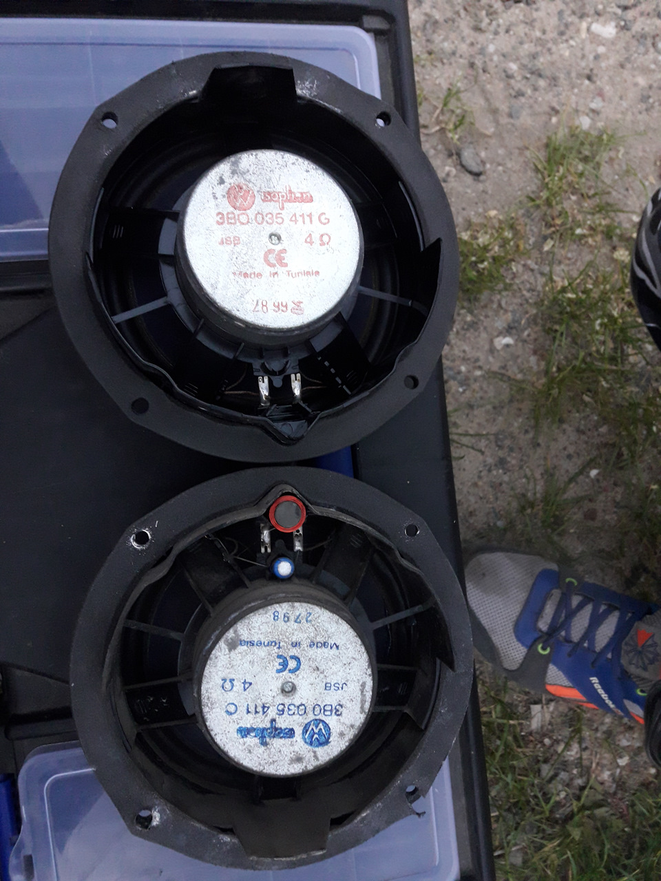 Найдите отличия, динамик 98 года и 99 года — Volkswagen Passat Variant (B5). Запчасти на фото: 3B0035411