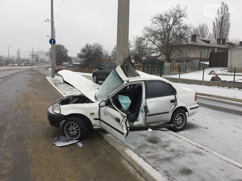 Машину намотало на столб. Смотреть фото Машину намотало на столб. Смотреть картинку Машину намотало на столб. Картинка про Машину намотало на столб. Фото Машину намотало на столб