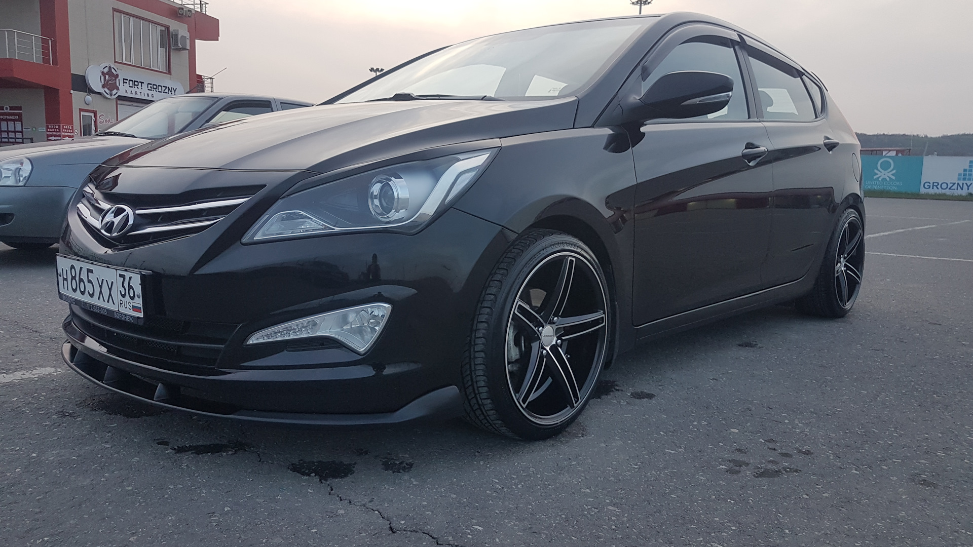 Реплика солярис. Диски Hyundai Solaris r16 графит. Черный.Hyundai.Solaris r17. Vossen r16 Солярис. Хендай Солярис 2 на ВОССЕНАХ 17.