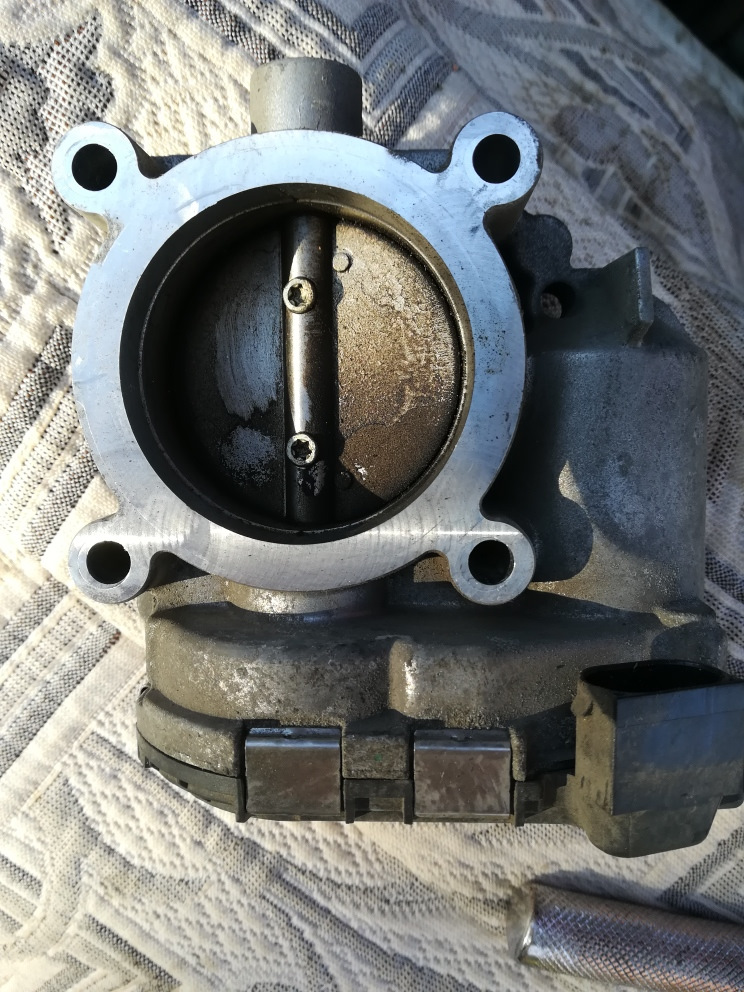 дроссельная заслонка мазда 626. прочистка дроссельной заслонки. чистка дроссельной заслонки. заслонка гольф 6 1. промывка дросселя.