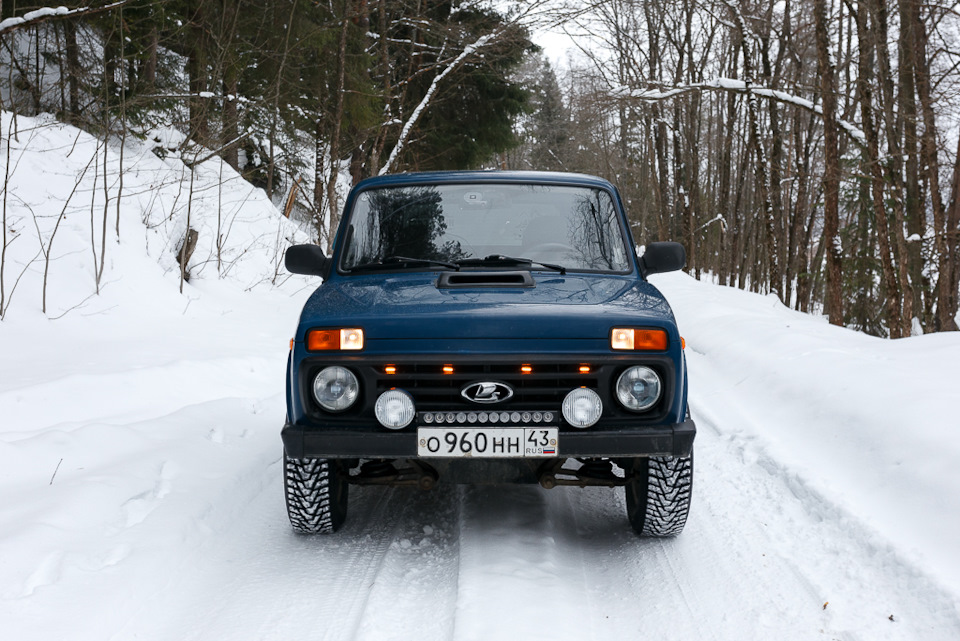 Габаритные огни в решетку радиатора — Lada 4x4 3D, 1,7 л, 2010 года ...