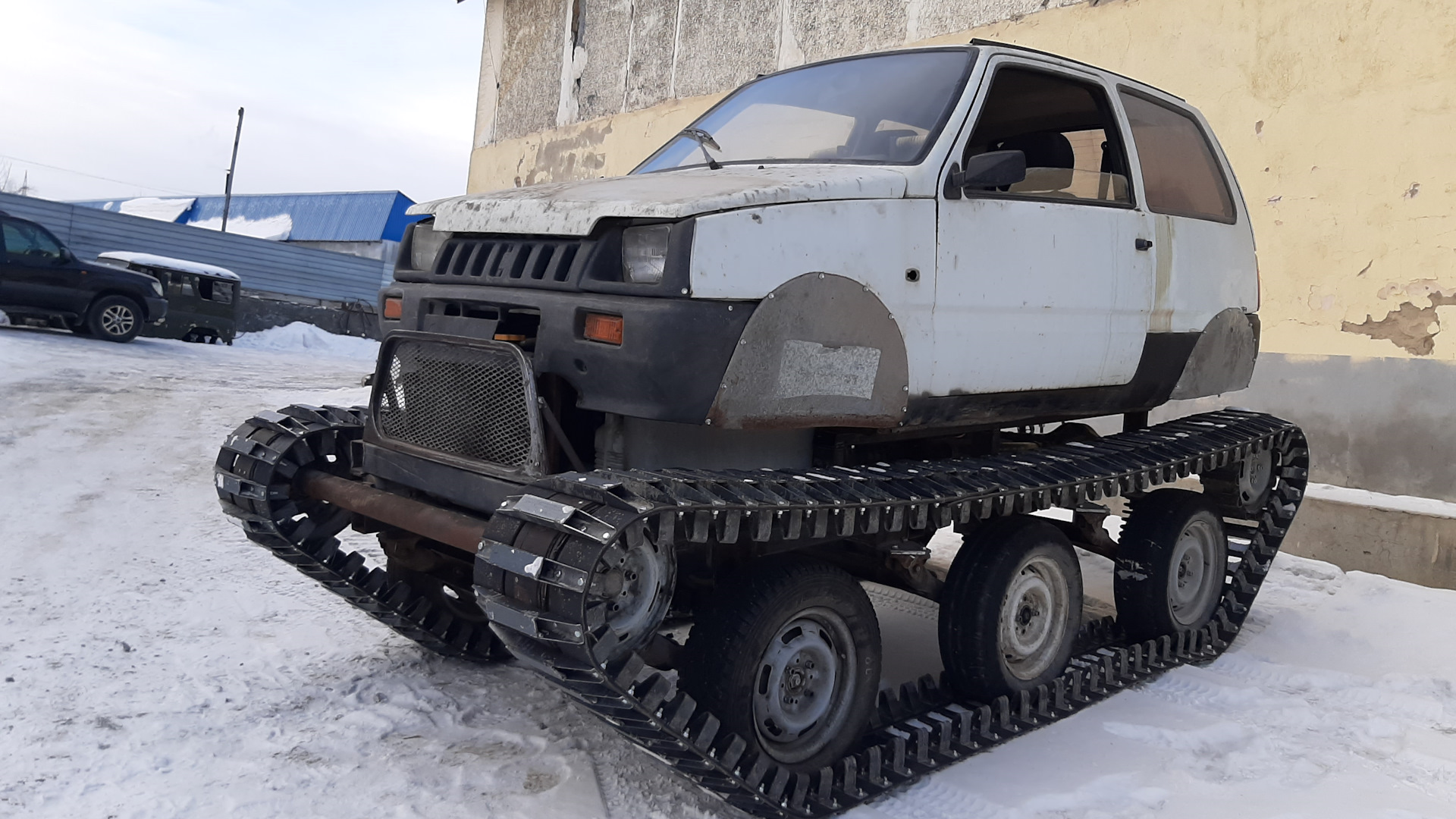 Автомобиль Ока на гусеницах