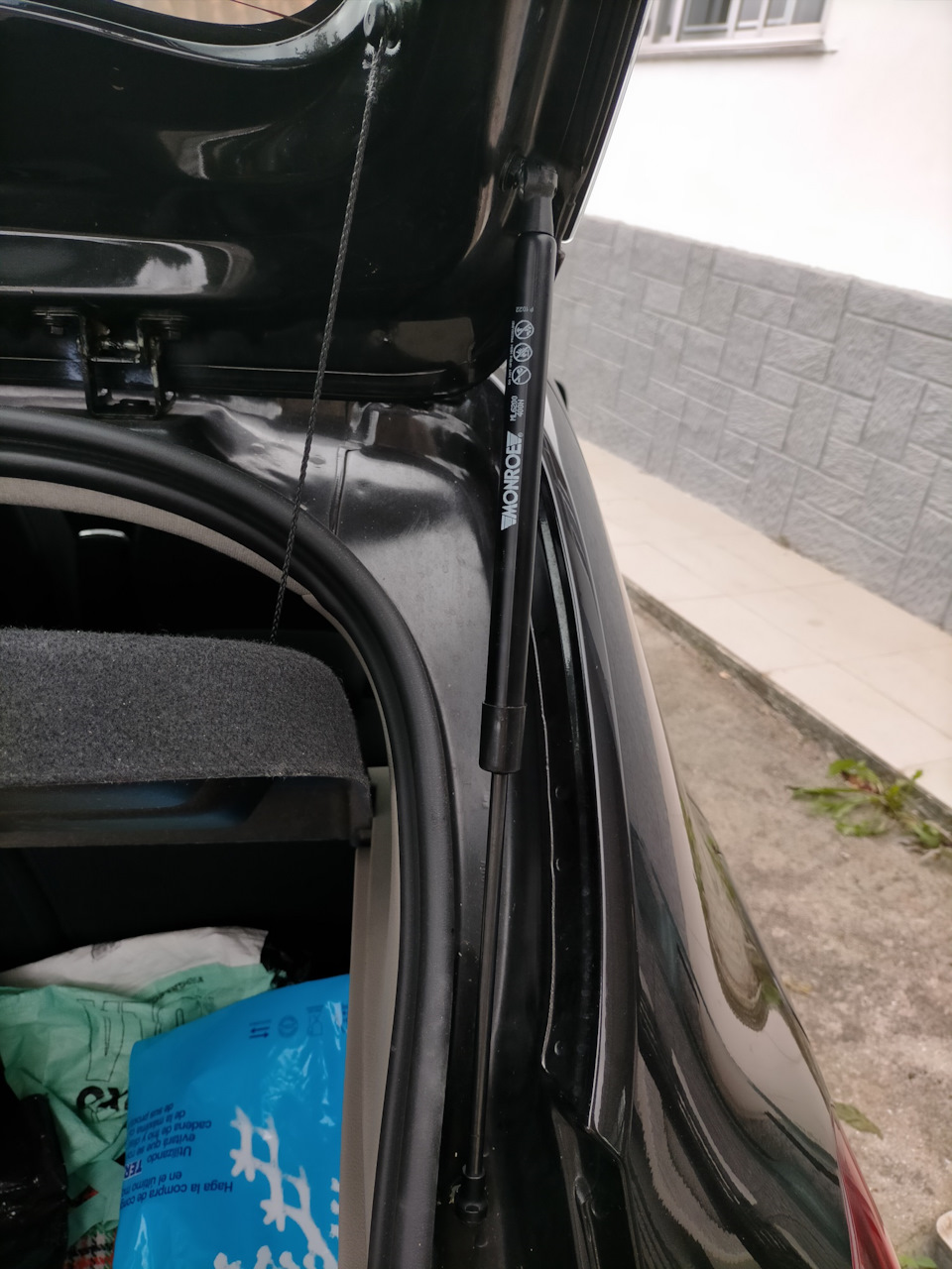 амортизаторы для багажника устали — Dacia Sandero (2G), 1,5 л, 2015 ...