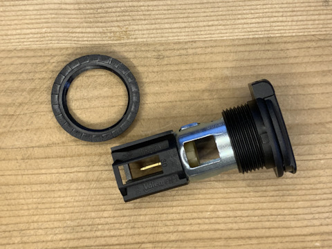 みらいお取り置き Установка прикуривателя в багажник на Skoda Octavia A8 (NX) Pro