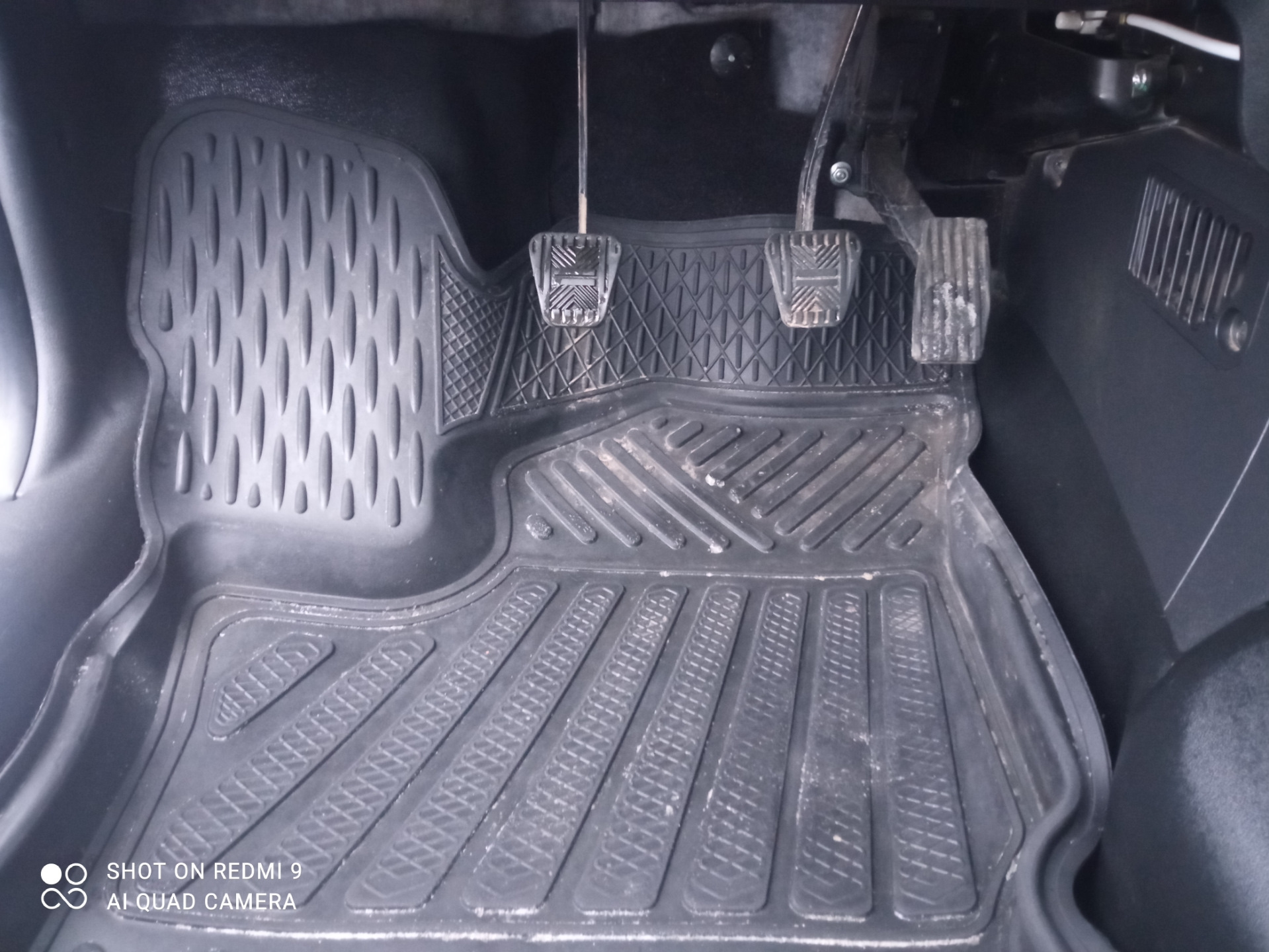 Передние накладки на ковролин или полный комплект — Lada Гранта (2G) FL ...