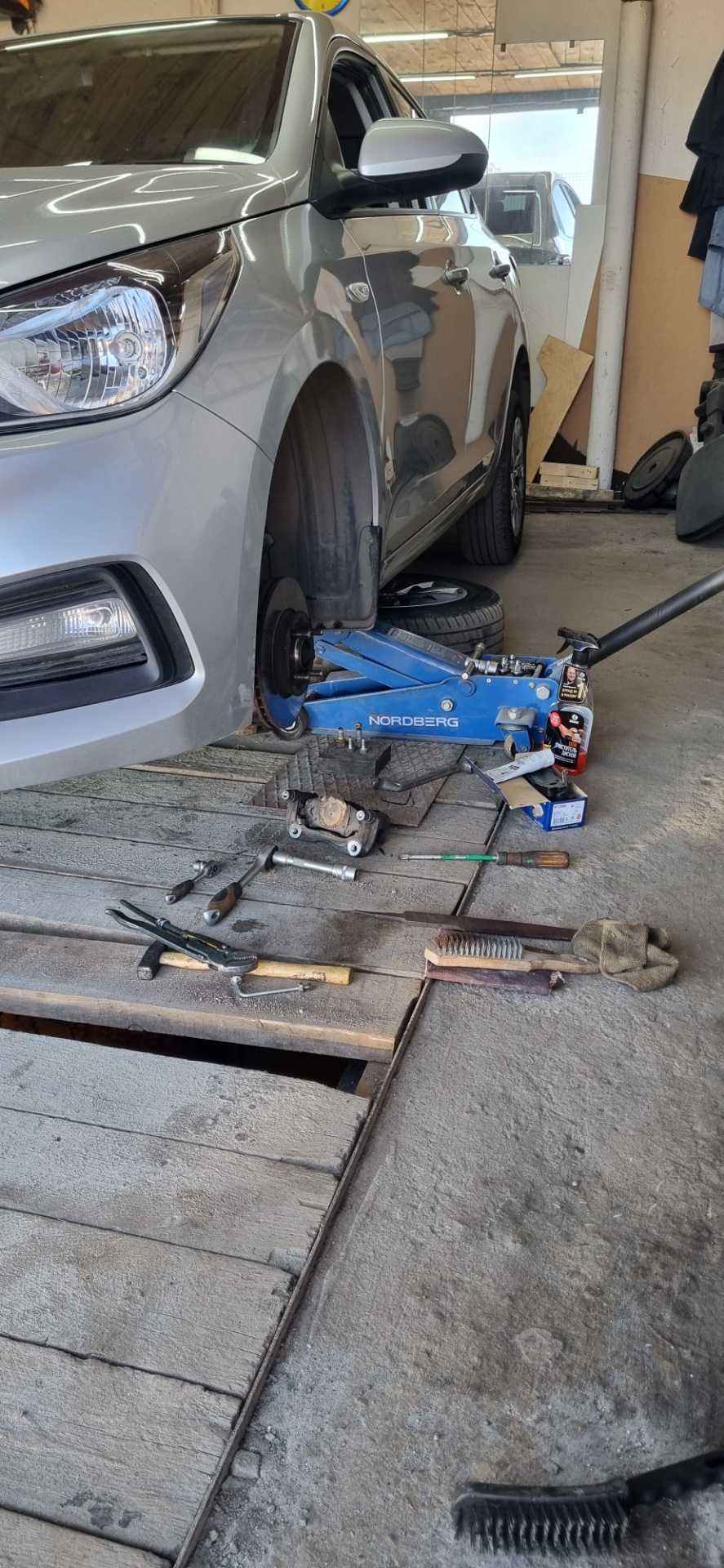 Замена передних колодок — Hyundai Solaris (2G), 1,6 л, 2019 года ...