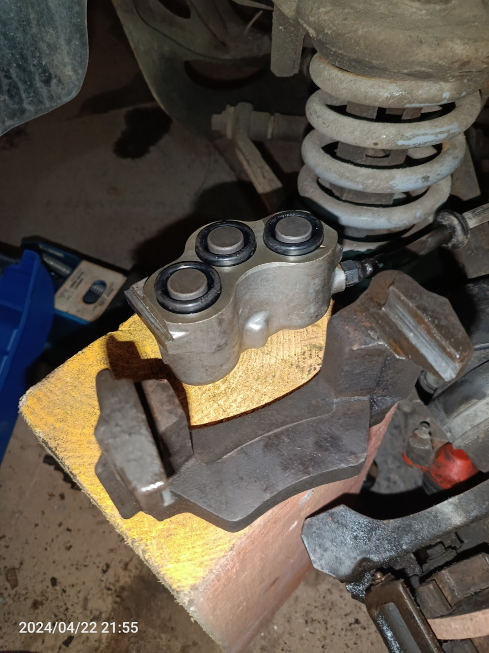 Заклинил суппорт слева — Chevrolet Niva (1G), 1,7 л, 2003 года