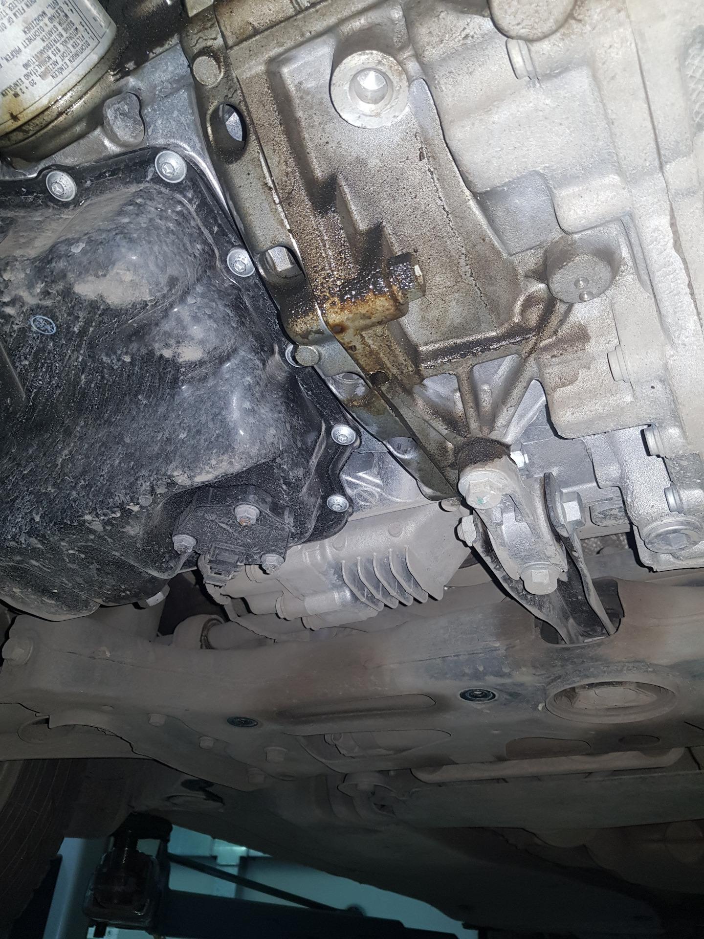 Течь масла между двигателем и коробкой прадо 120. Масло между коробкой и двигателем форд фокус 3. Течь масла киа сид 2007 2. Киа сид течь масла. Течь масла рено логан 1.