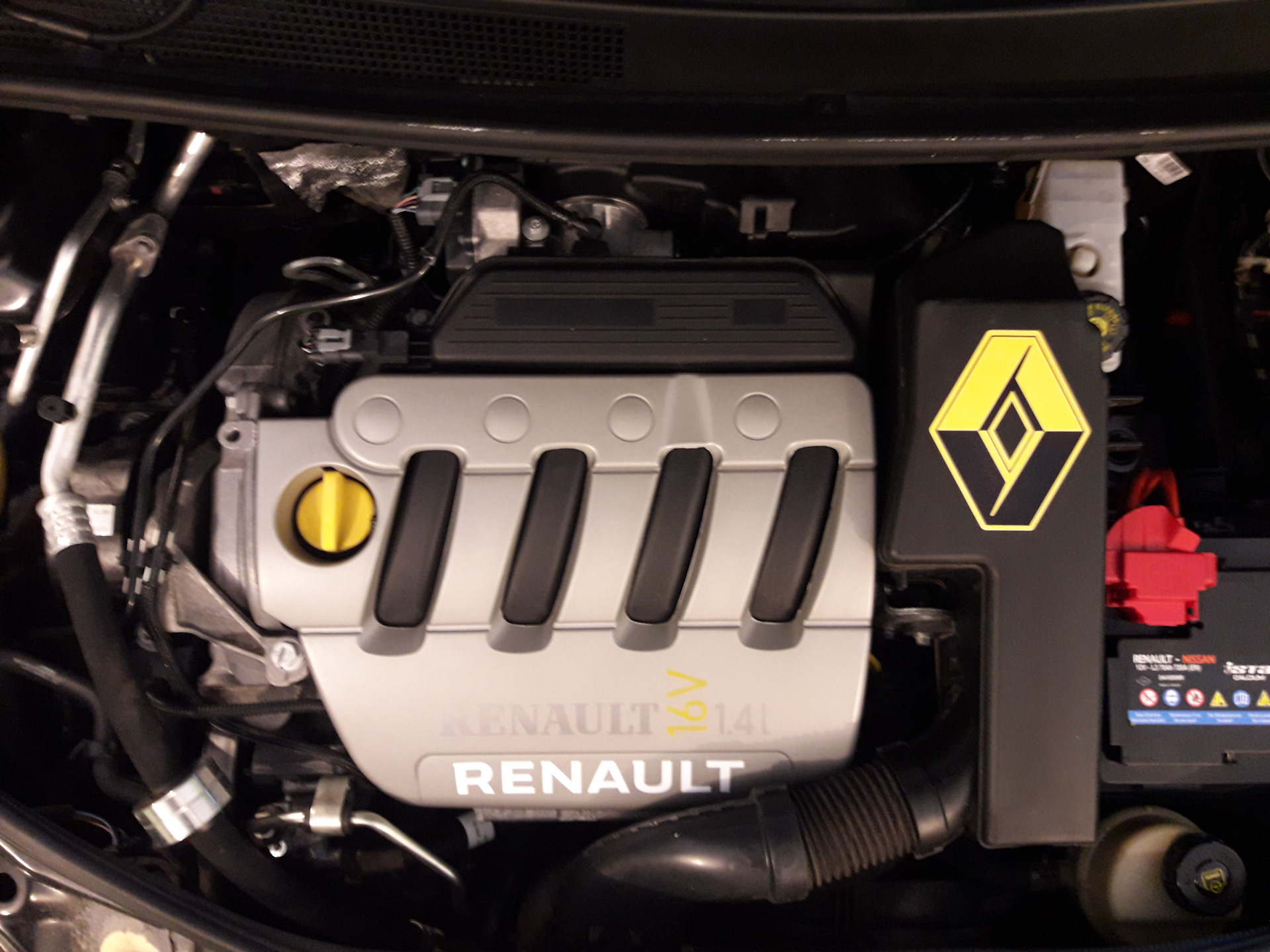 Рено 1.4 16кл. Крышка двигателя Рено Меган 2 1.6 к4м. Крышка двигателя Рено к4м. Крышка Renault Logan мотор. Крышка на двигатель Рено Логан 1.6 16 клапанов.