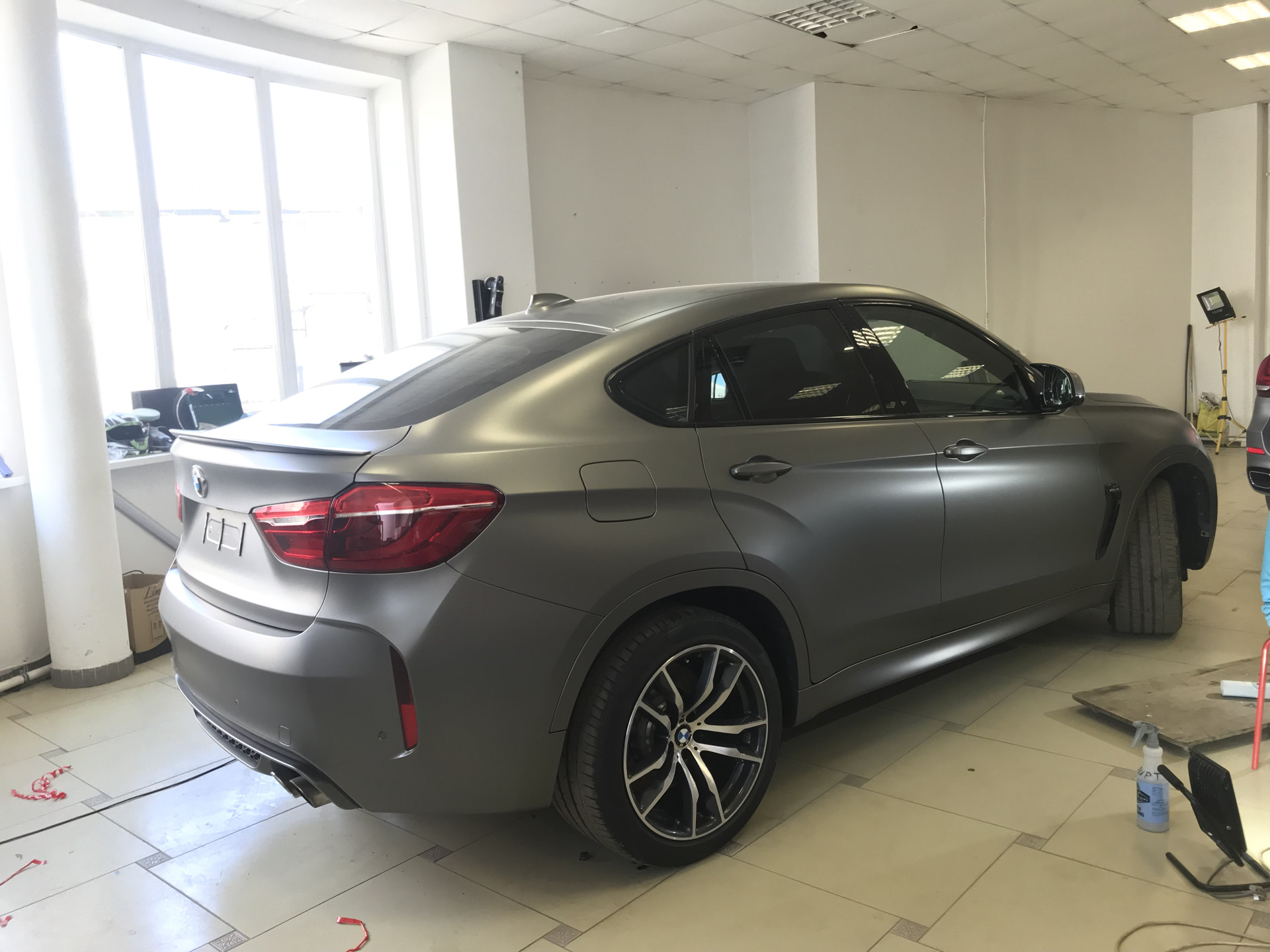 BMW x6 серый сатин