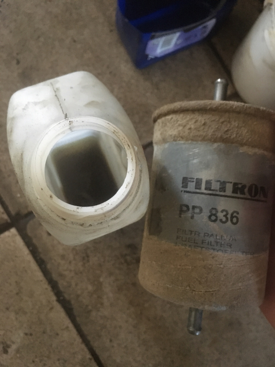 Замена бензинового фильтра — Audi A4 (B5), 1,8 л, 1995 года ...