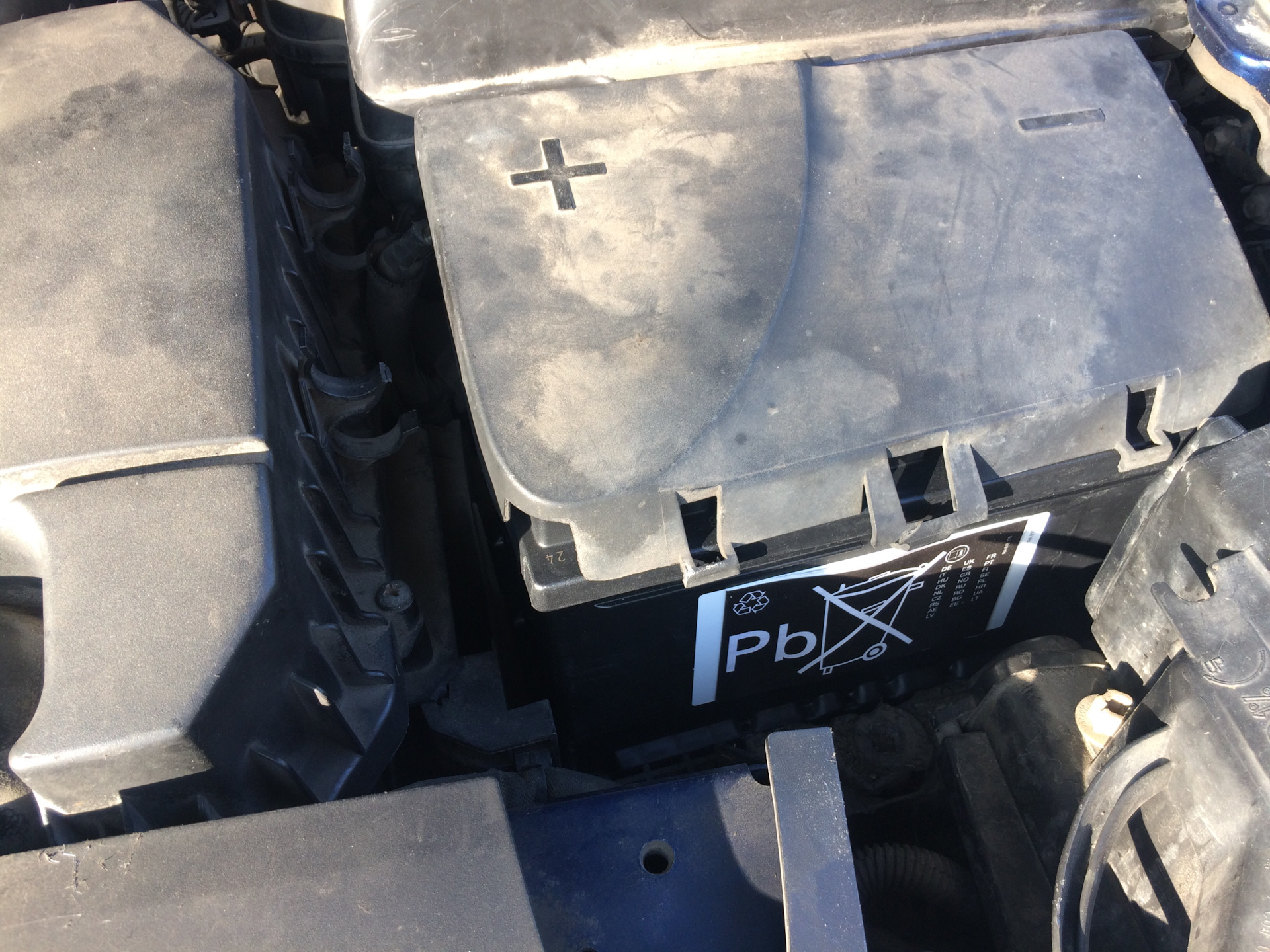 Аккумулятор пежо 407. Какой аккумулятор peugeot 407. Замок акб пежо 407. Аккумулятор пежо 407. Пежо 407 аккумулятор.