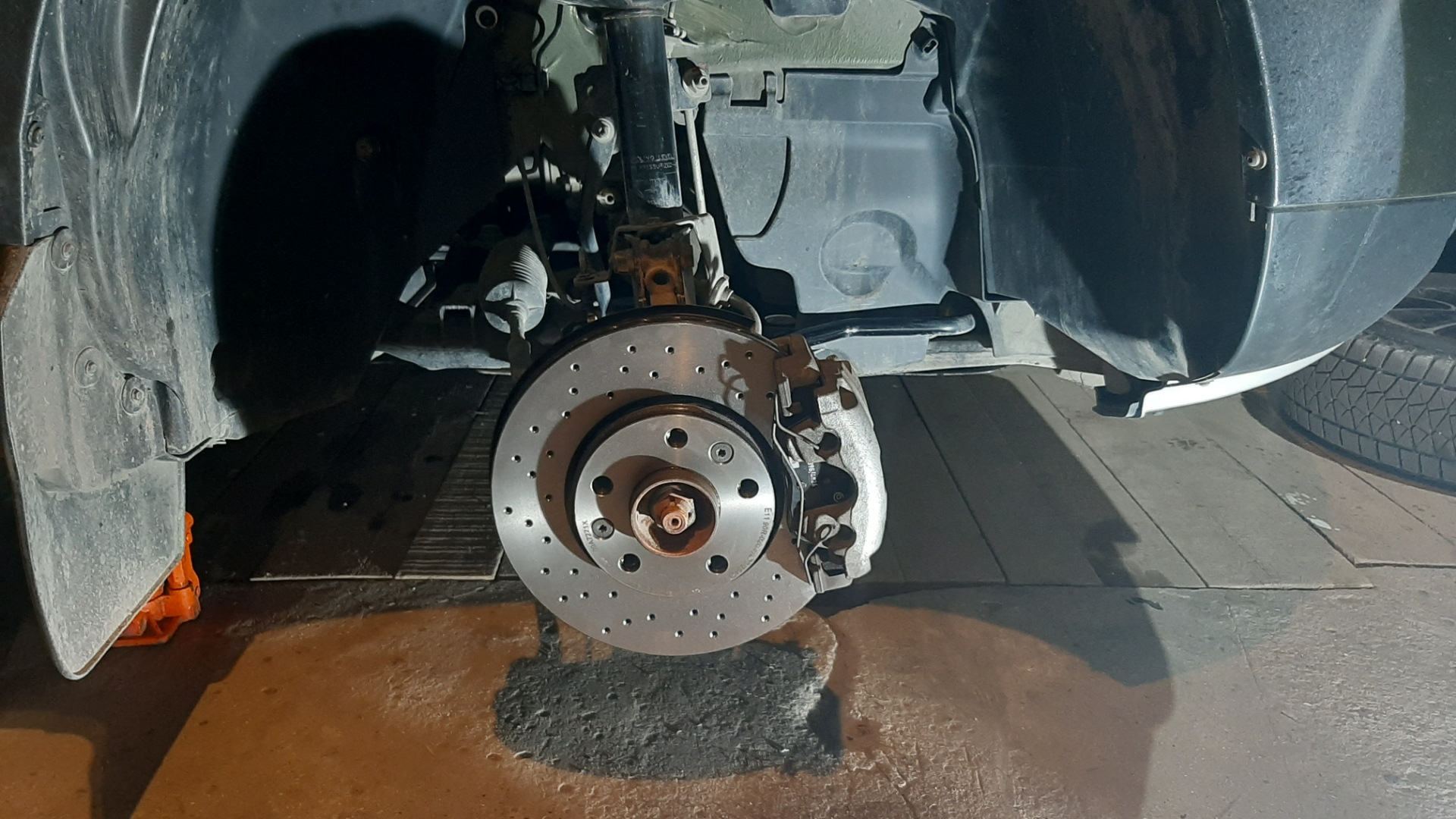 Тормозные диски рено дастер 2013. 0 тормозная система-. Рено дастер 4х4 задний барабанный тормоз. На дастере при торможении. Передние тормоза рено дастер 2.