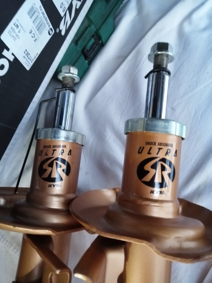 Стойка амортизационная газовая, передний Ultra SR на Volkswagen Jetta ...