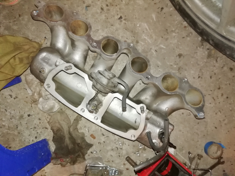 Для того, чтобы получить путь к болтам необходимо снять среднею часть коллектора, заодно отмыл ее, убрал всю грязь — Toyota Chaser (100)