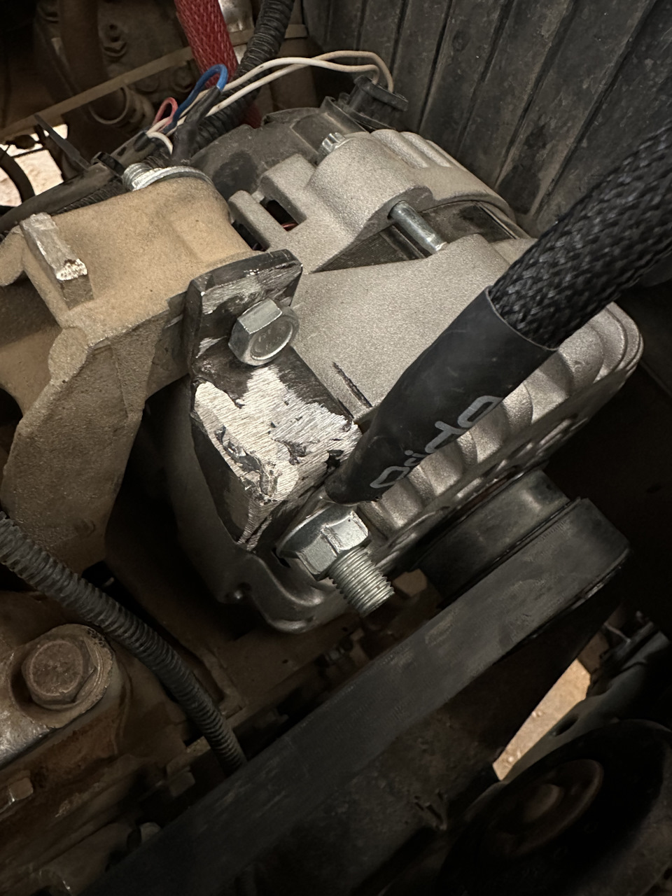 Первый вариант кронштейна порвало по моей вине, скорее всего не сильно грел полоску при загибе и образовались трещины из за которых и порвало, второй же вариант(на фото) сделал все как надо и в добавок усилил) — Chevrolet Niva GLX