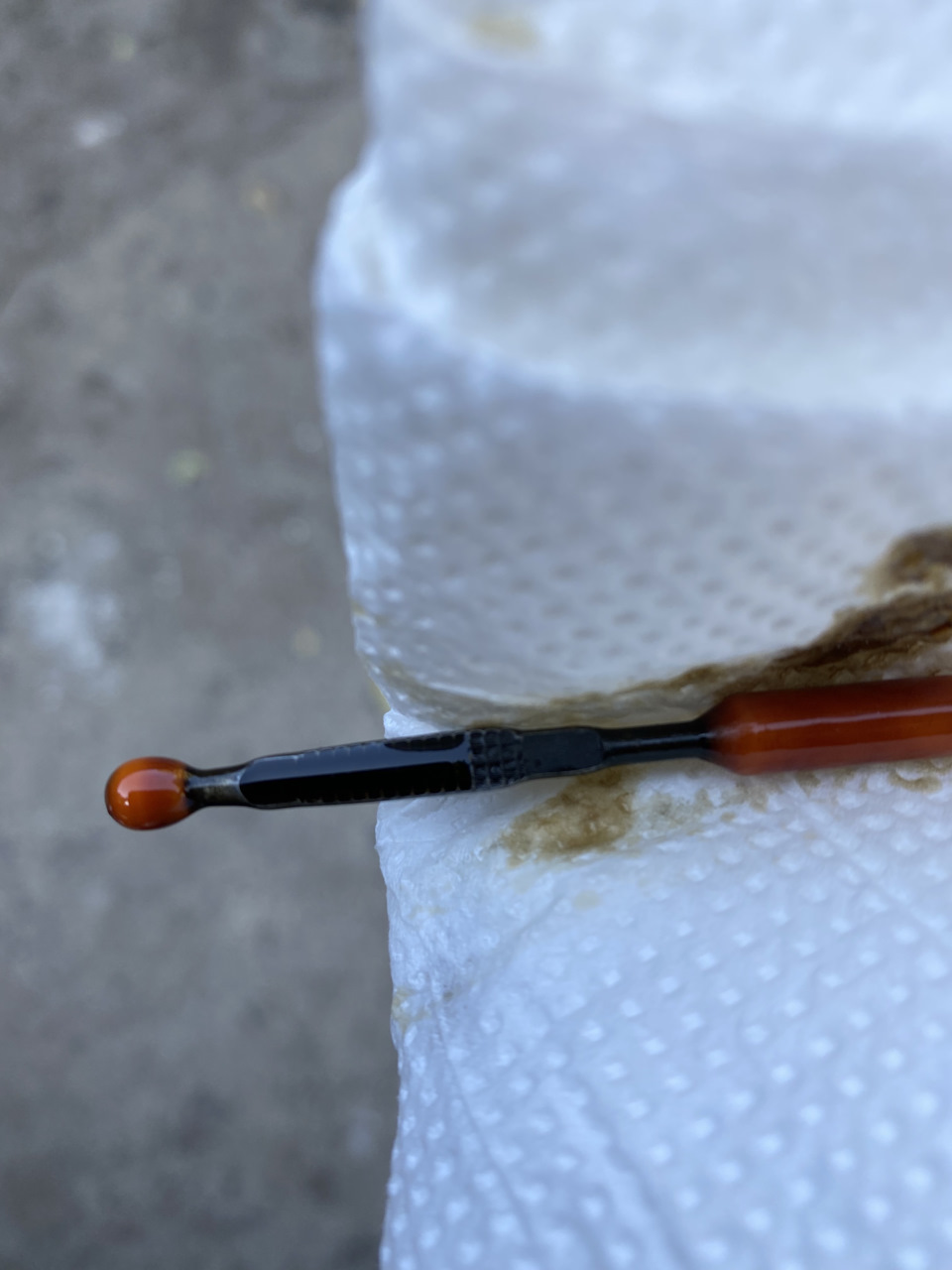 Желтая масленка и масло — Volkswagen Golf Mk5, 1,6 л, 2006 года ...