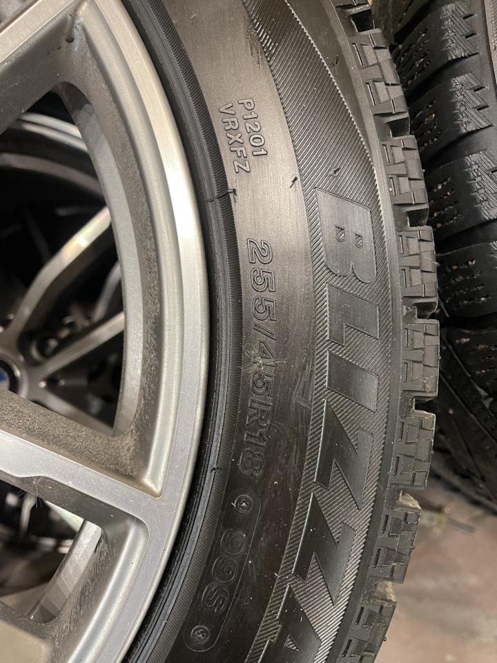 Шины зимние нешипованные Bridgestone 245/45 R18, литые диски BMW 8Jx18 ...