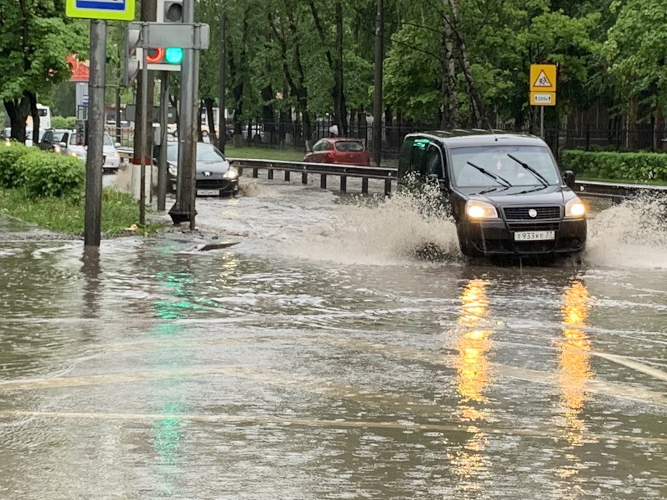 Машина в луже. Машина по луже. Машина облила водой из лужи. Окати.