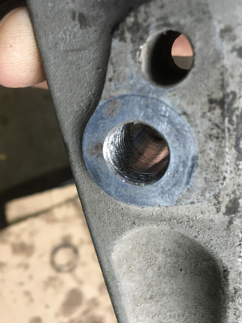 Тут видно как нарезали резьбу болтом в алюминиевом рычаге, 🤦🏾‍♂️ куда я попал, стою думаю лучше бы сам все сделал — Mercedes-Benz E-Class (W211)