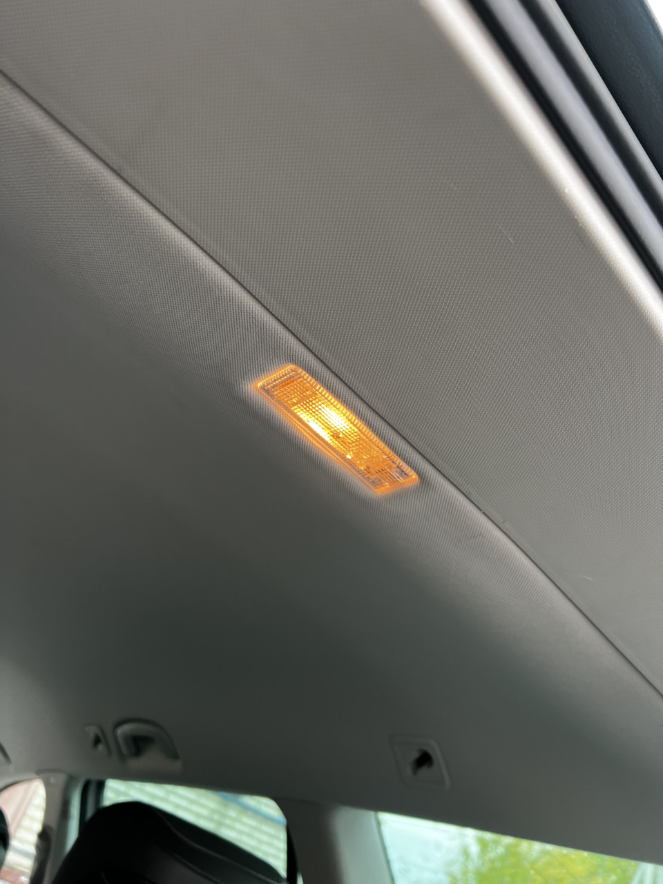 Заменил плафон подсветки багажника — Volkswagen Passat Alltrack (B8), 2 ...