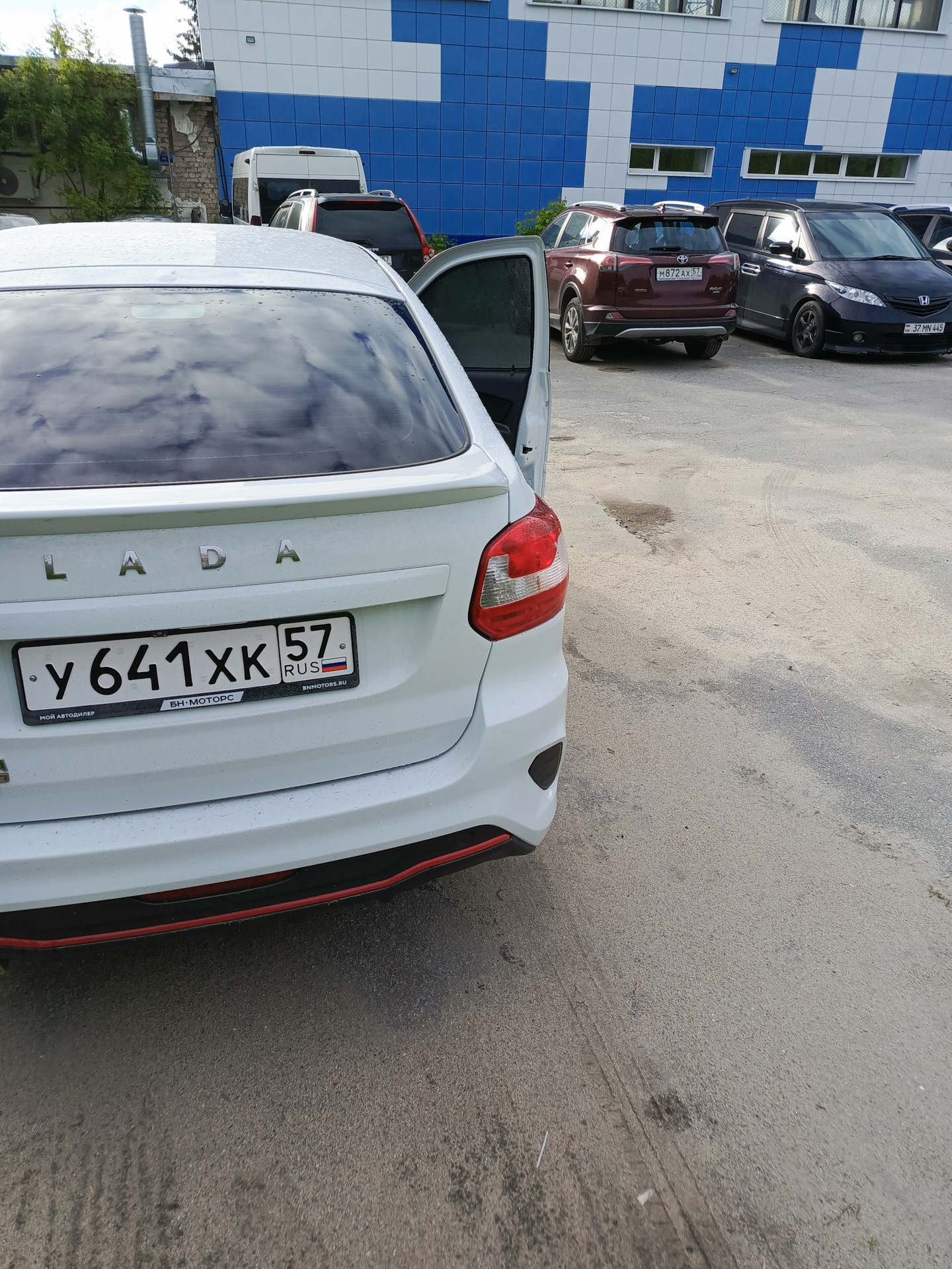 Рамка госномера — Lada Гранта Drive Active, 1,6 л, 2024 года ...