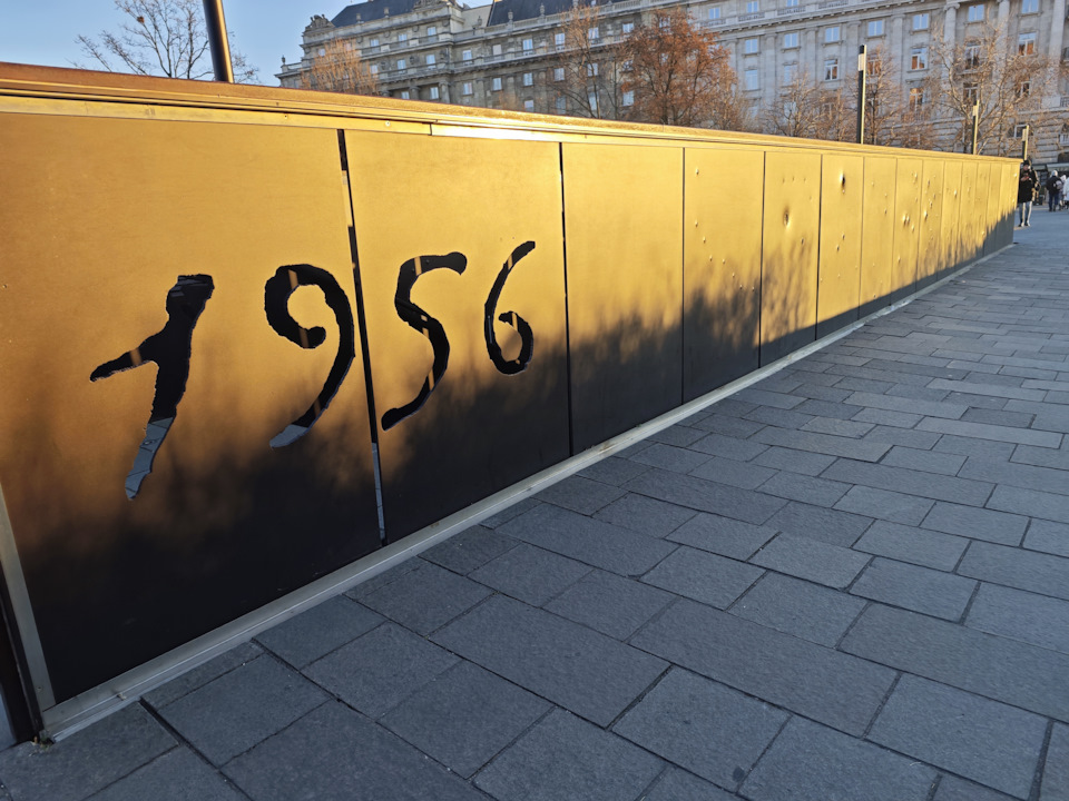 В память о восстании 1956 года против советских властей. К сожалению, не удалось посетить такие музеи — жена с ребенком не горели желанием. Ну ничего, будет еще дополнительный повод посетить этот замечательный город — Volvo V60 Cross Country (1G)