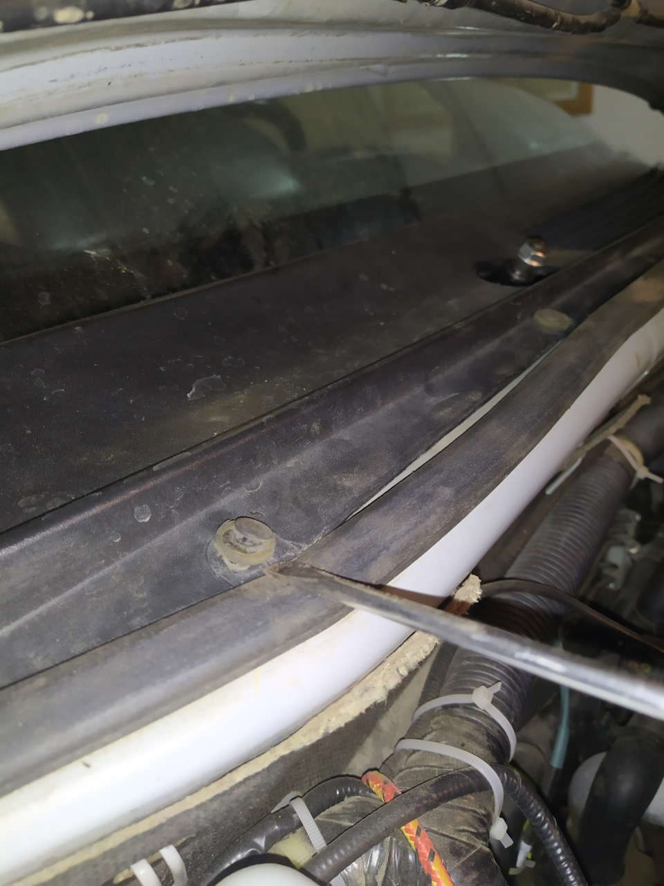 Дворники pajero sport 2. Ремонт дворников Mitsubishi Pajero Sport 1. Снять трапецию дворников на Паджеро спорт 2 поколения. Как снять трапецию дворников на Паджеро спорт 1 поколения. Как снять жабо на Паджеро спорт 1.