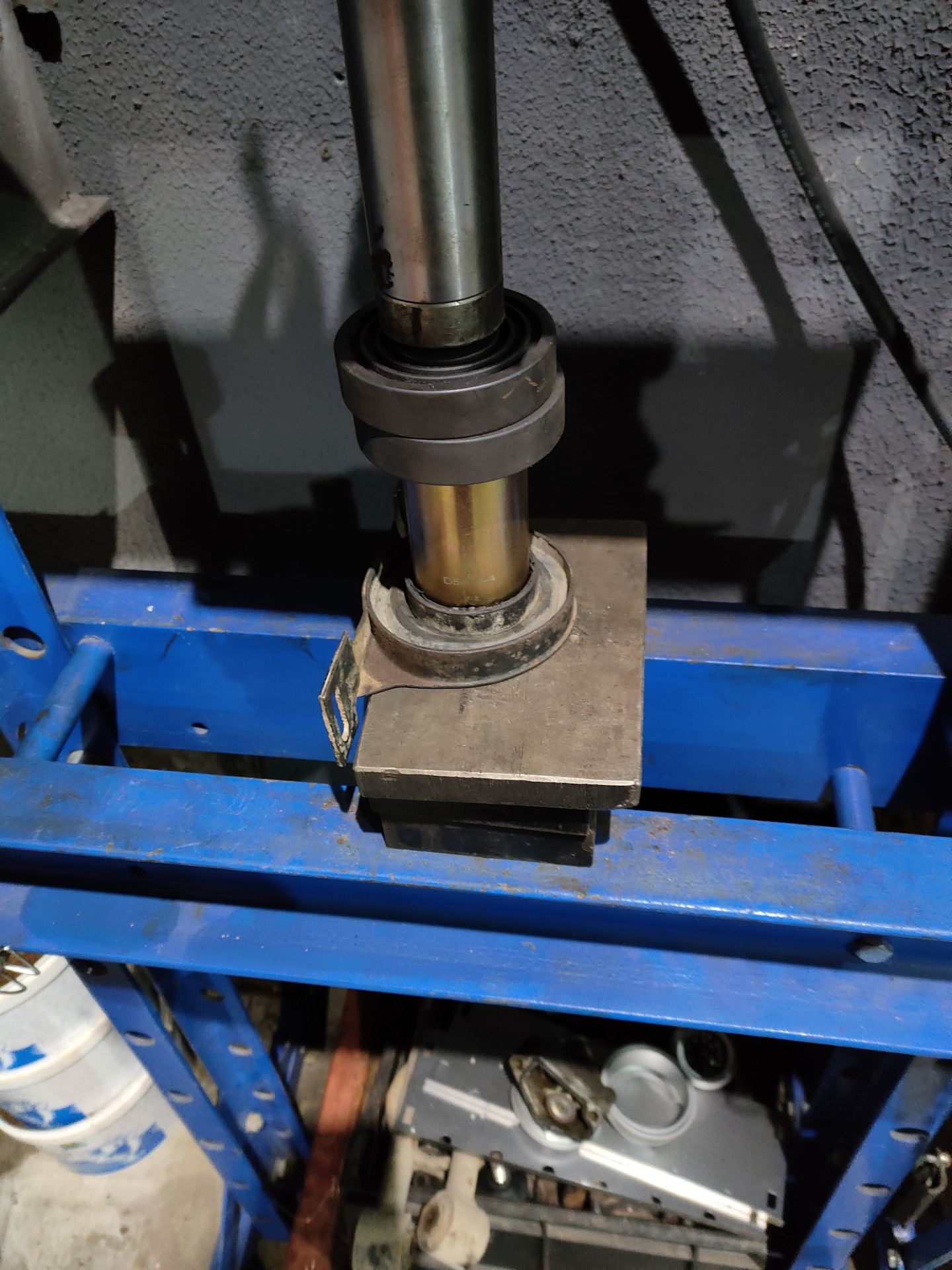 63 Замена подвесного подшипника кардана М57 — Land Rover Range Rover ...