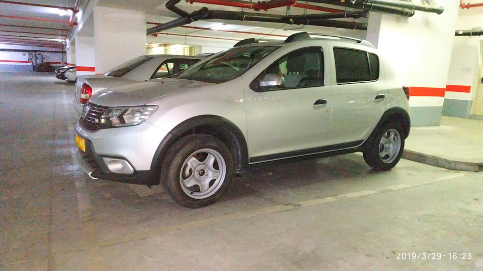 Вот немного краски для черных дисков Сандеро. — Dacia Logan MCV (2G), 1 ...