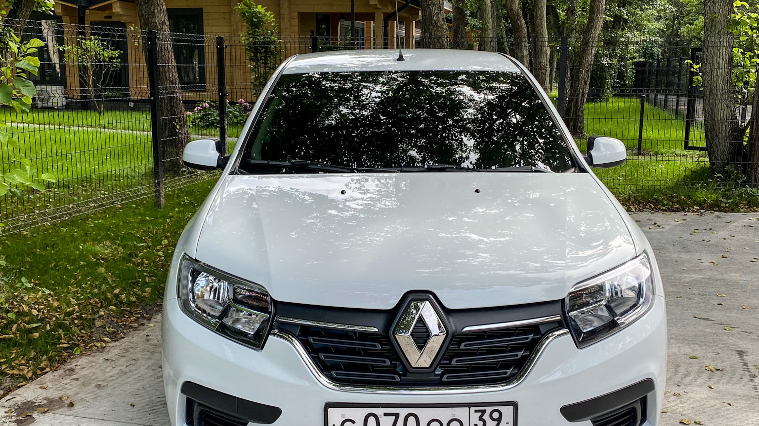 Renault Logan (2G) 1.6 бензиновый 2021 | Белый лёд на DRIVE2