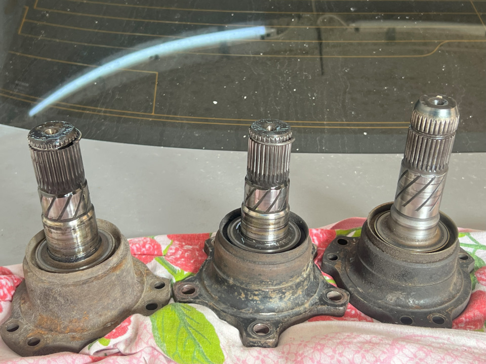 Чуда не произошло, они все такие похожие и все такие разные)) Левый от ларго оказался самым близким, видимо потому что тоже лсд. Правый лавровский явно не из этой оперы. — Nissan Laurel (C35)