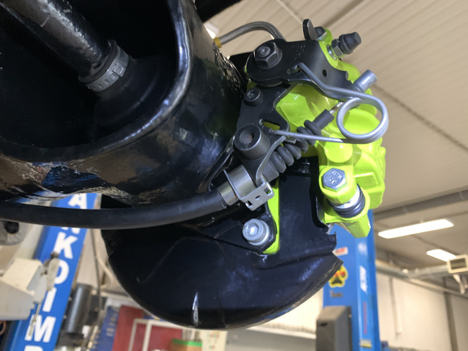 Часть тридцать вторая, тормоза опять. Плюс установка тросиков ручника и ...