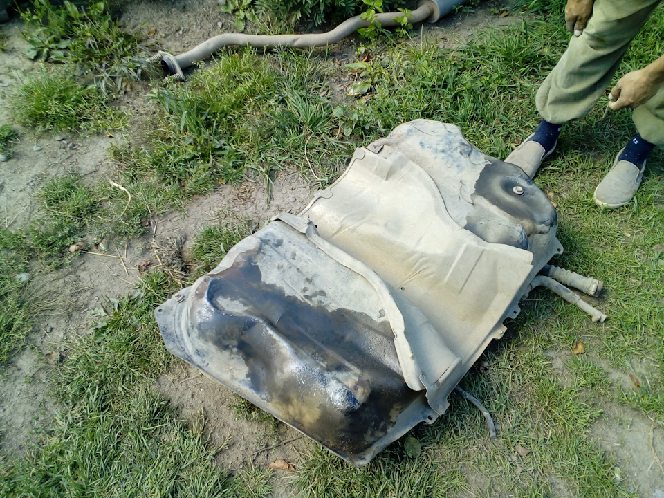 Перевернули бак, и видно все. — Toyota Harrier (1G)