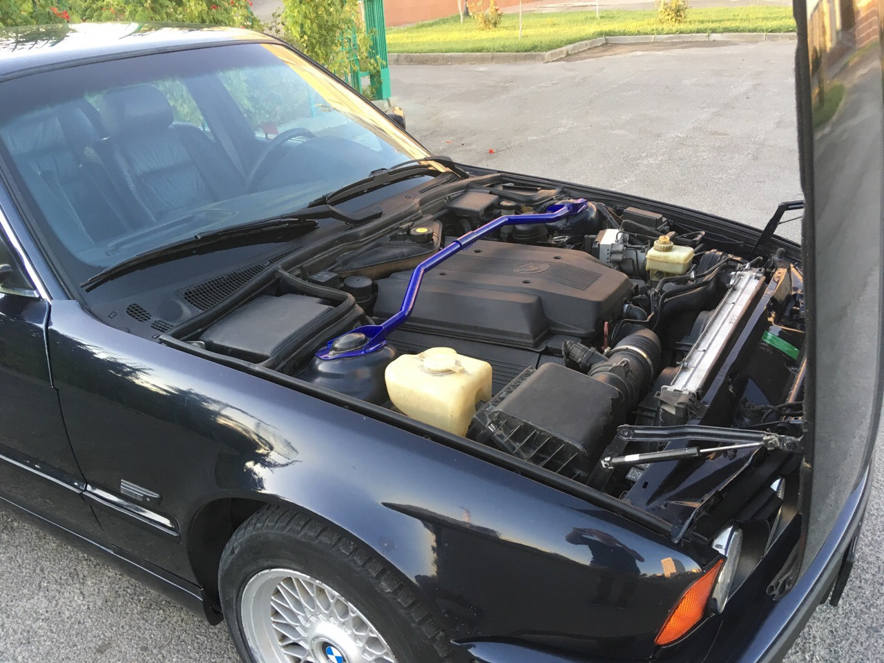 Подкапотное пространство bmw e34