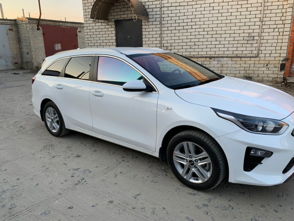 Deluxe white. Kia cee’d SW 2019 белый. Kia Ceed SW Deluxe White. Белый Kia Ceed SW 2020. Ceed SW 2020 белый.