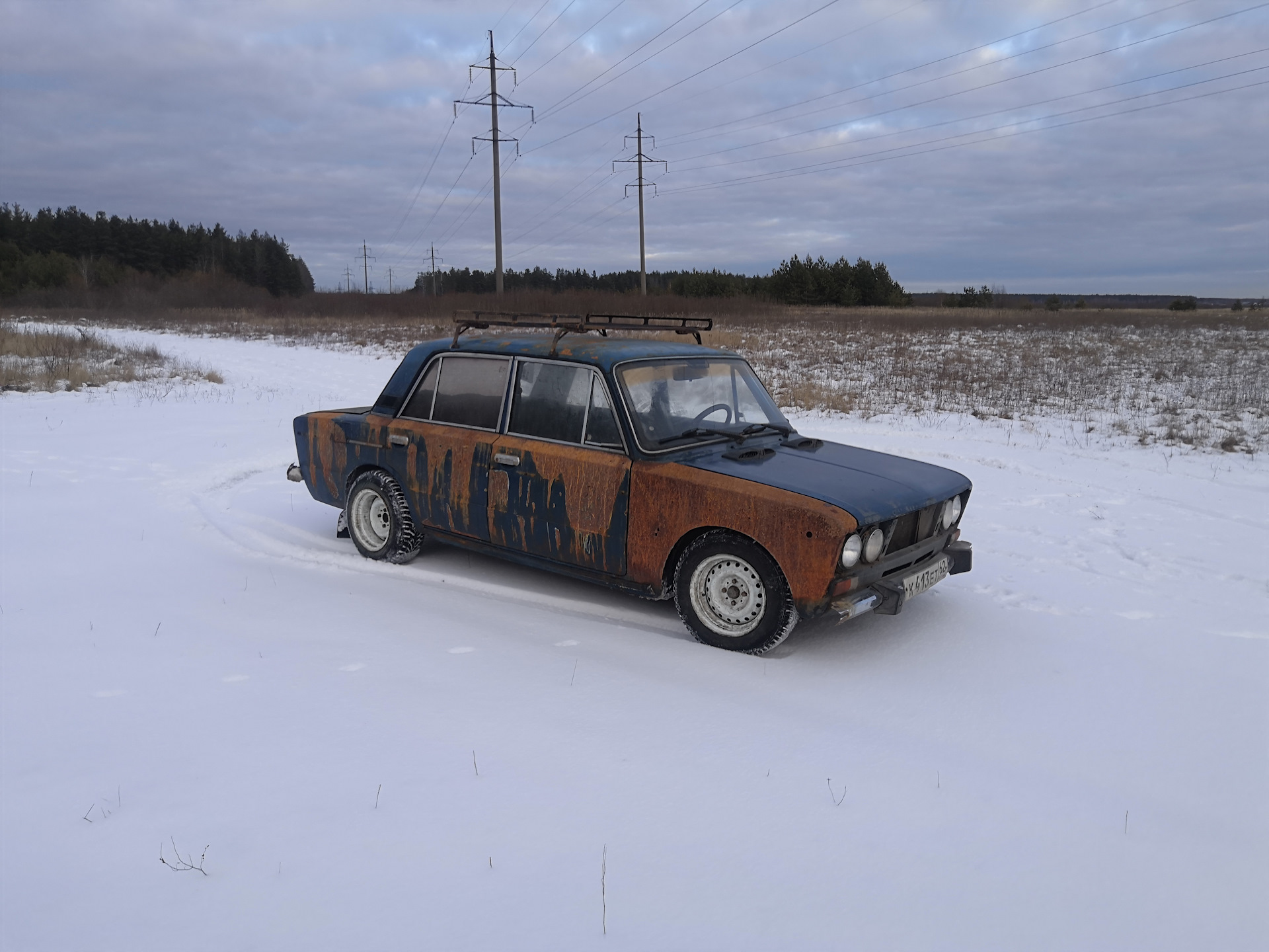 Ваз 2106 ржавая крыша. Брошенные американские автомобили. Газ м12 зим. Ржавая машина из под снега. Ржавый зима.