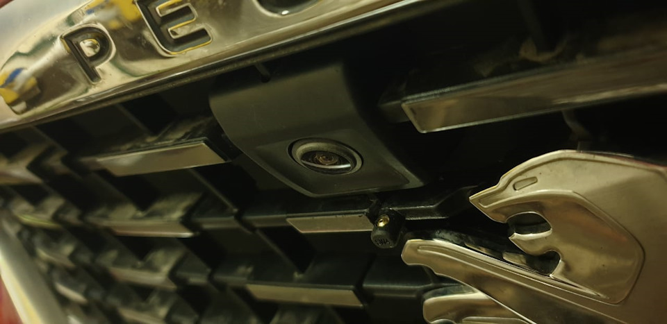 Форсунка прямо под камерой в решетке. Эстетично и не сильно заметно. — Peugeot 3008 (2G)