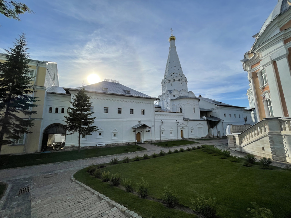 Храм, построенный в 1637 году — Cadillac Escalade (3G). Запчасти на фото: B1637