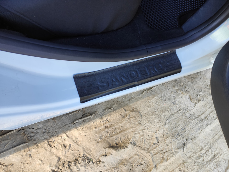 Накладки на пороги и в багажник — Renault Sandero 2G, 1,6 л, 2017 года ...