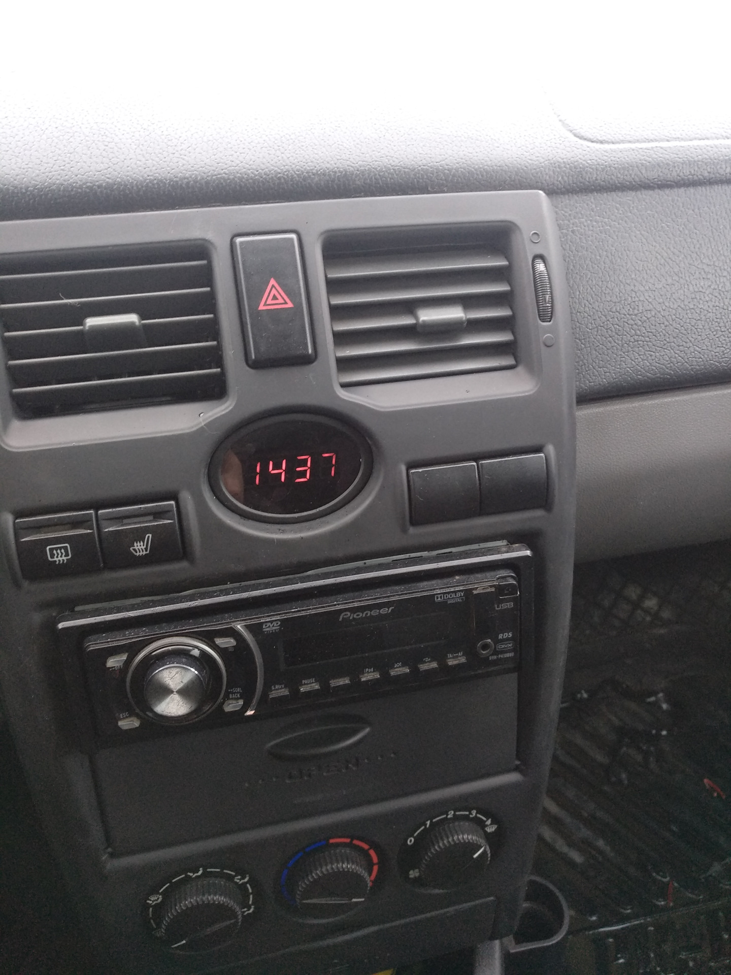 Как снять часы на приоре. Как снять часы на приоре. Фишка часов приора. Как снять часы на приоре без снятия консоли. Цифровые часы приора 1.