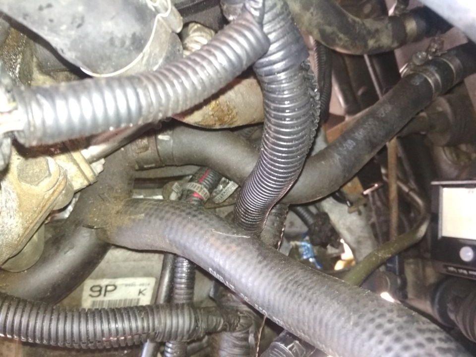 Ну и вот это непонятно-что за хитросплетение меня выбесило. Одна фишка упала между кпп и мотором и я пол часа не мог понять, почему кпп не лезет — там еще и болт крепления один. Подвязал всю эту гидру — встала кпп сразу как надо. — Chevrolet Lacetti SW