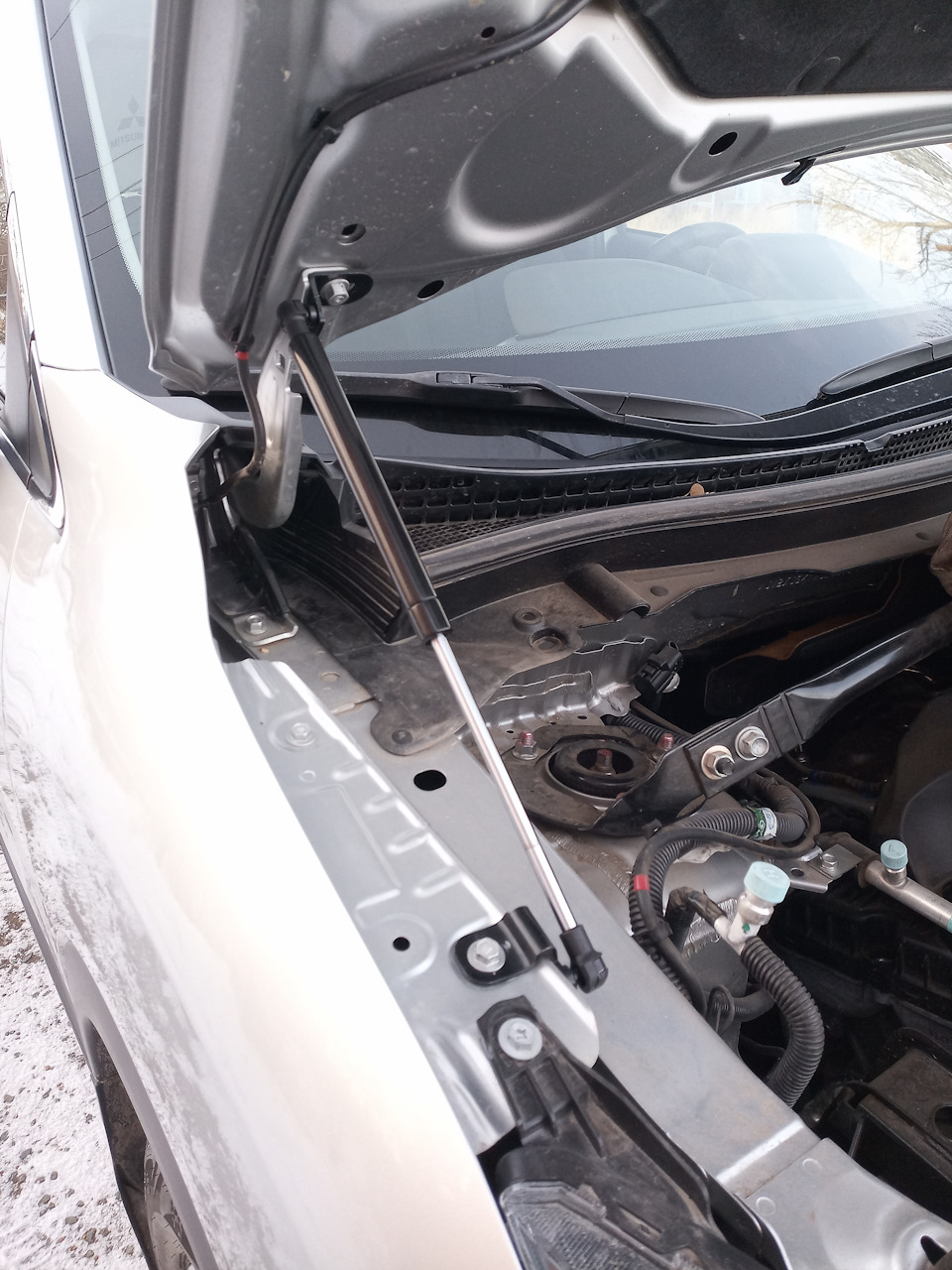 пневмоупоры капота — Mitsubishi Eclipse Cross, 1,5 л, 2018 года ...