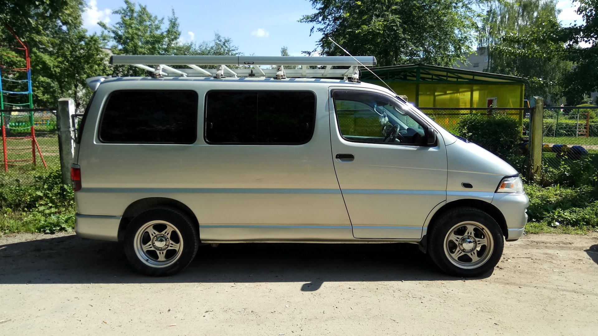 Купить кузов хайса. Тойота Региус 1999. Toyota Hiace 4wd. Тойота Хайс Региус микроавтобус 4х4. Toyota Regius 4wd.