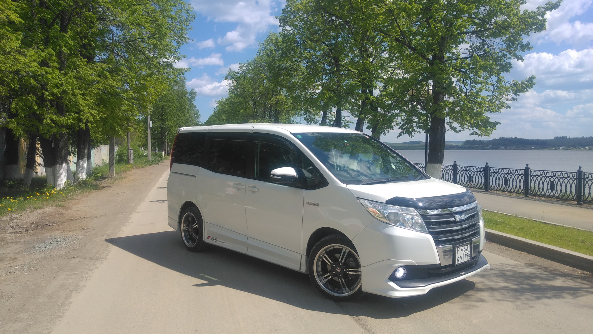 Toyota Noah (3G) 1.8 гибридный 2014 | на DRIVE2