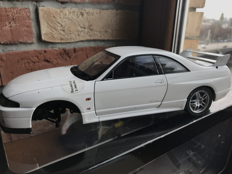 特別送料無料！】 オートアート 1 18 日産 スカイライン GT-R R33