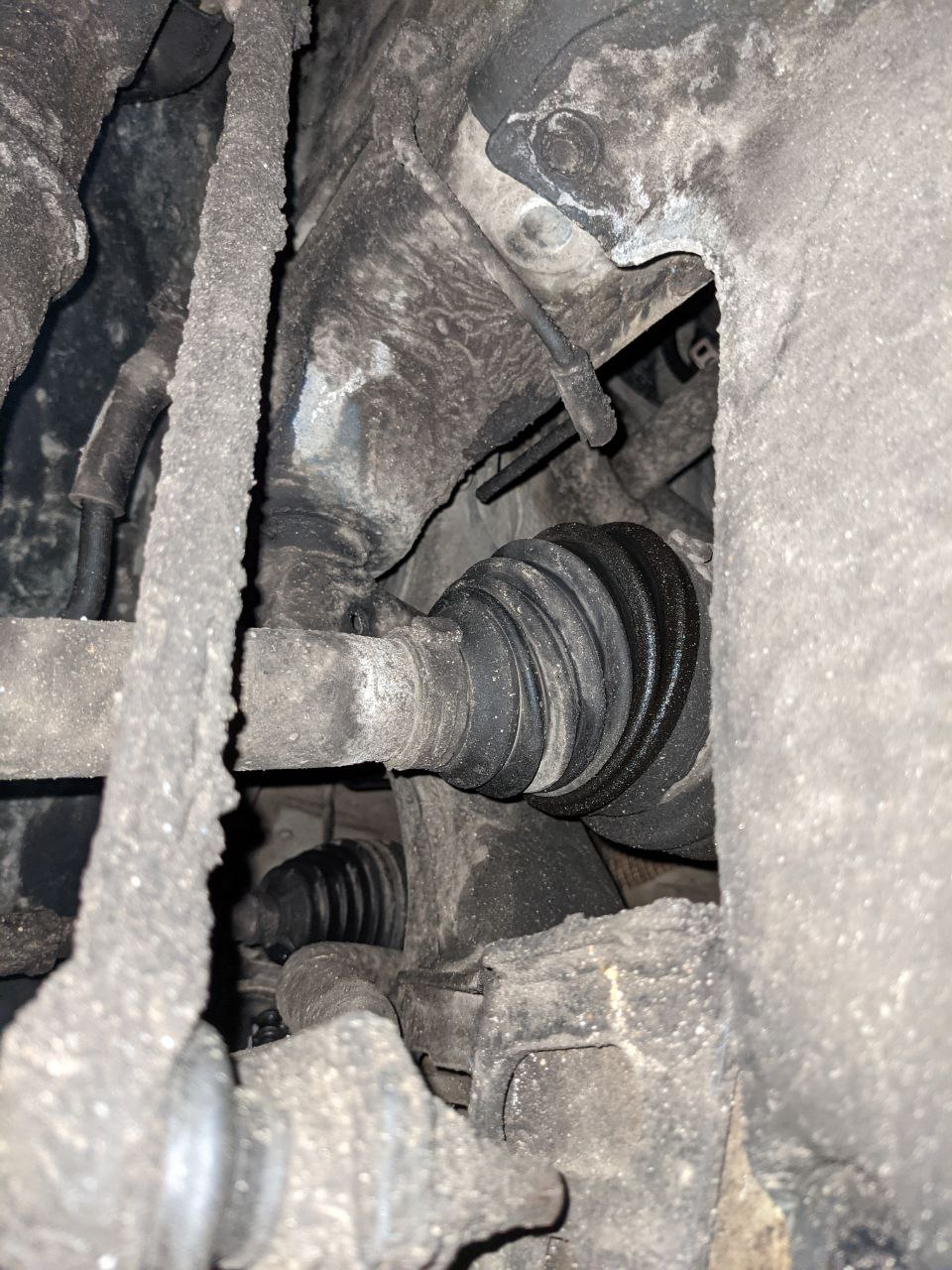 [Решено (не подтвердилось)] Масло на пыльнике внутреннего ШРУСа ...